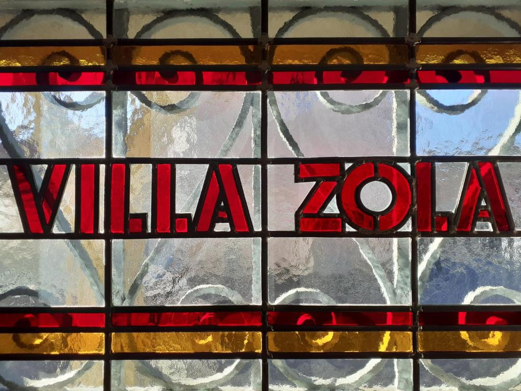 普罗旺斯艾克斯Villa Zola的彩色玻璃窗,有贫血区字样