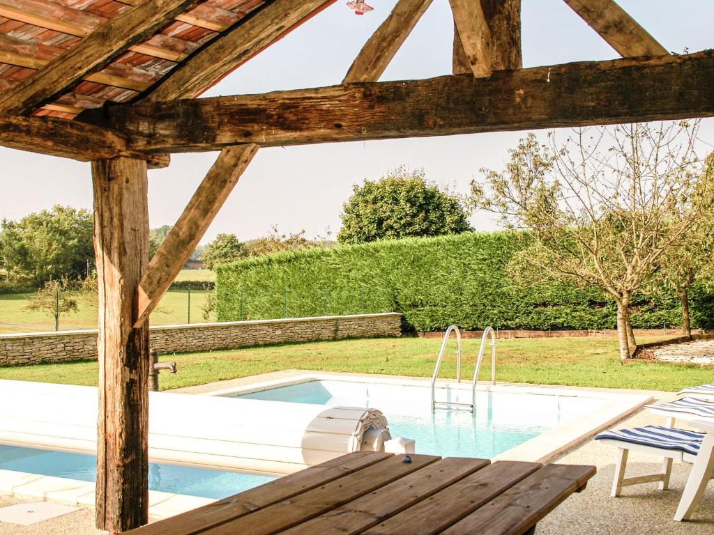 CressensacSuperb holiday home with pool的一个带木制凉亭和木桌的游泳池