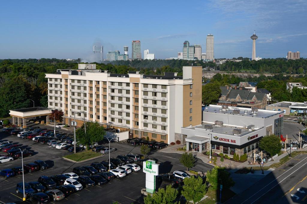 尼亚加拉瀑布Holiday Inn Niagara Falls-Scenic Downtown, an IHG Hotel的享有大型白色建筑空中景色,设有停车场