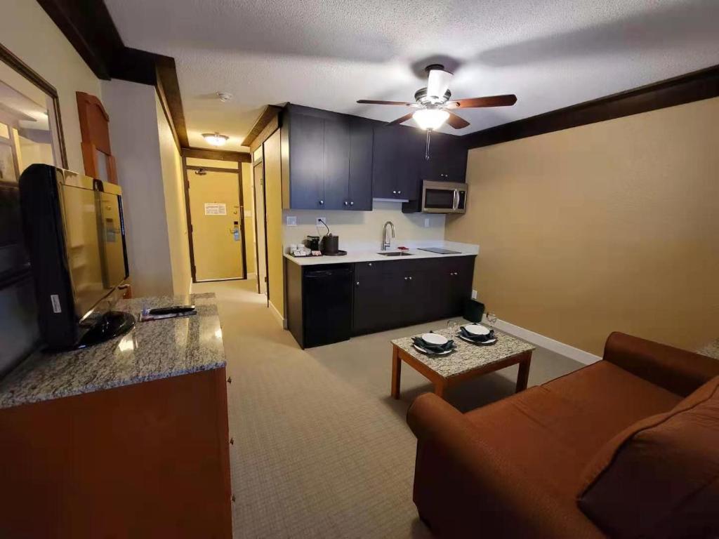 Abercorn Hotel, Trademark Collection by Wyndham的厨房或小厨房