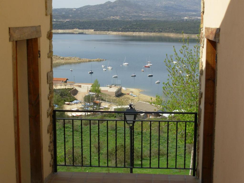 Cervera de Buitrago罗卡马柔戴酒店的享有水体景致的开放式窗户