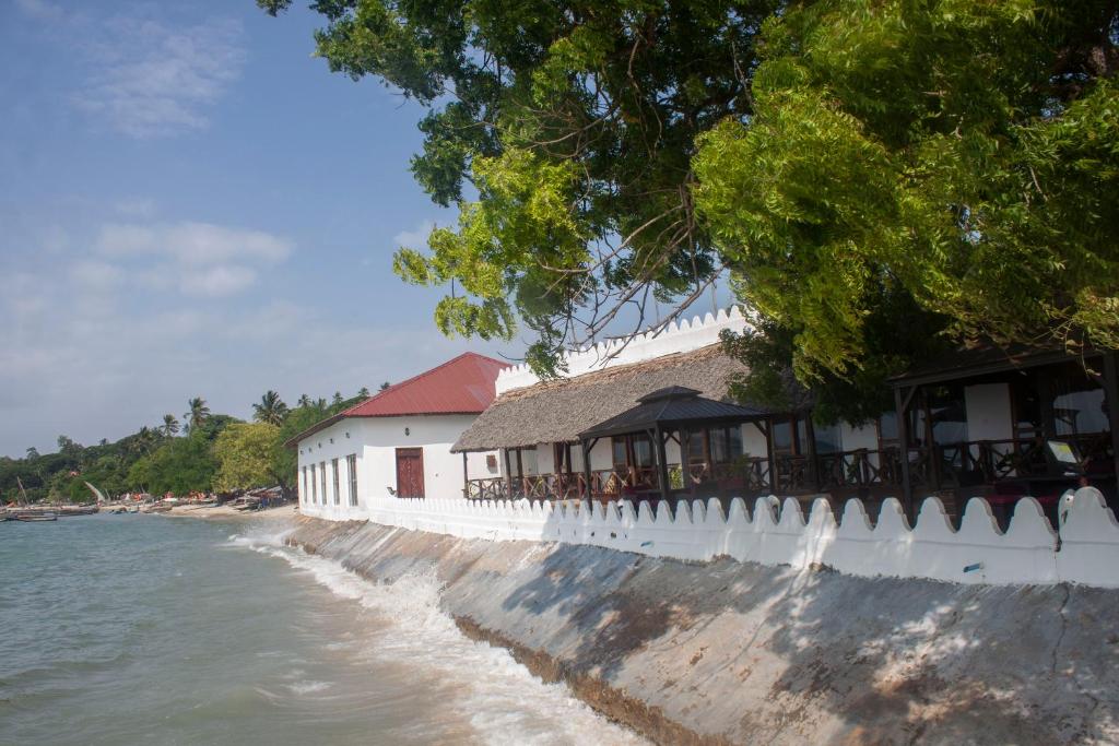 桑给巴尔Sea View Beach Hotel的海边的一座建筑