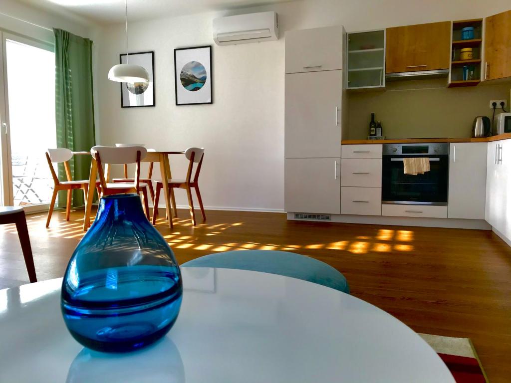 摩拉瓦托普利采Apartment Green Paradise的厨房里一张桌子上的一个蓝色花瓶