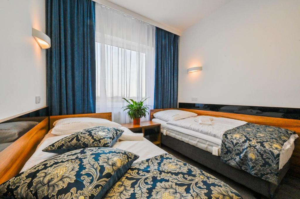 乔左维尔考普尔斯基Hotel Terminal的酒店客房设有两张床和窗户。