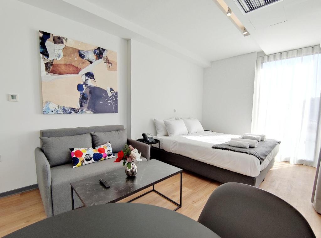 雅典Verde Apartments的客厅配有床和沙发