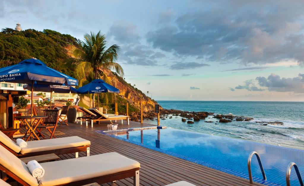 莫罗圣保罗普萨达巴伊亚巴坎纳旅馆的一座以海洋为背景的度假无边泳池