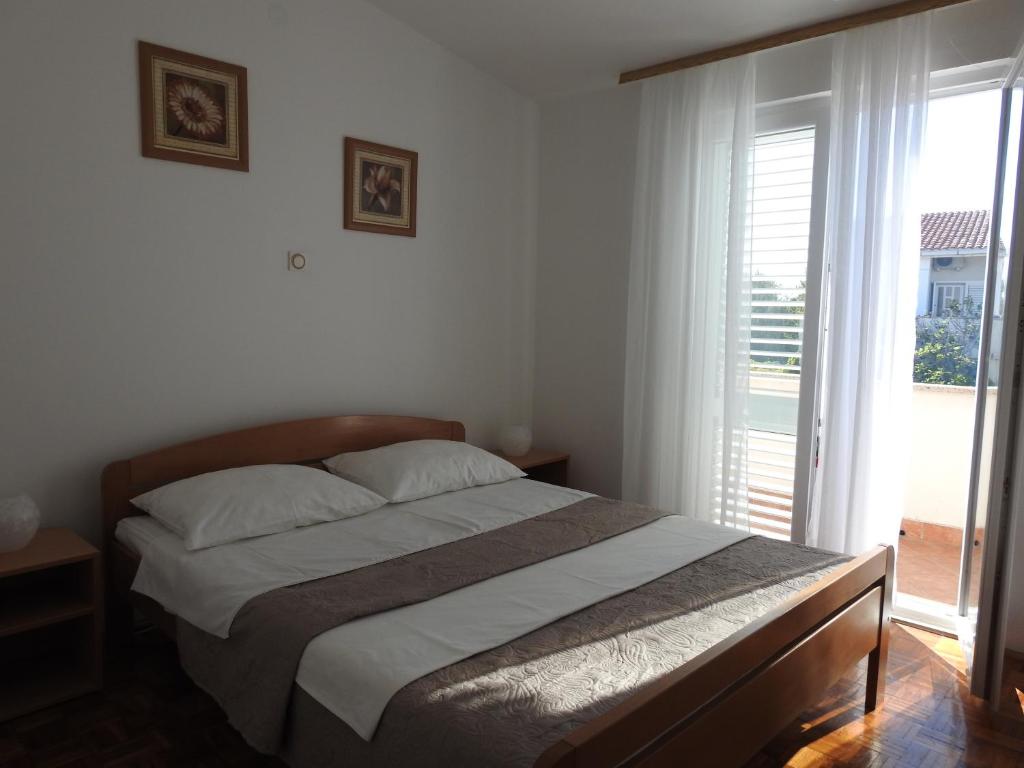 波弗加纳House Sušec的一间卧室设有一张床和一个大窗户