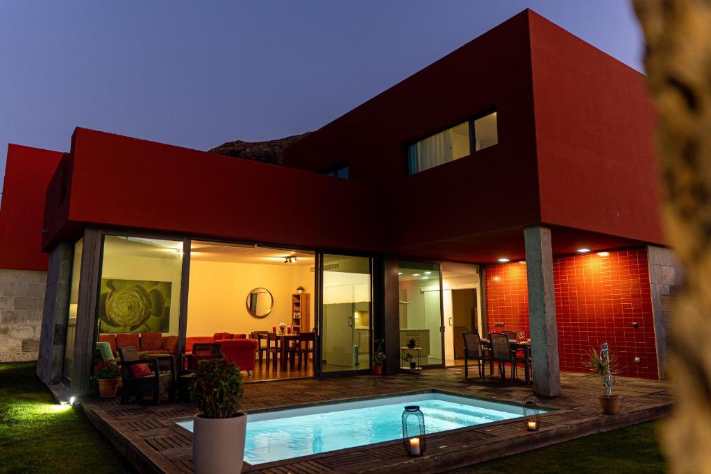 萨洛夫雷Salobre Golf Villa 3 Premium的一座房子前面设有游泳池