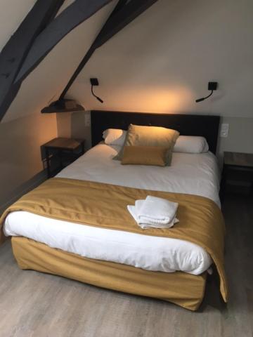 Saint-Quentin-les-AngesLe Relais的一间卧室配有一张大床和两个枕头