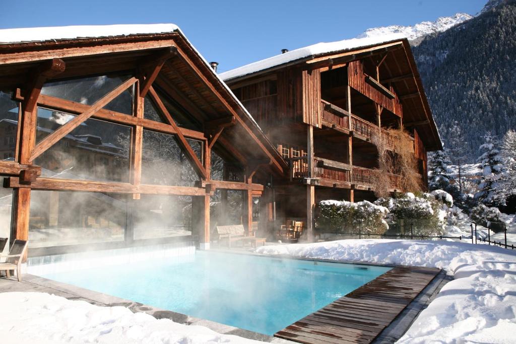 夏蒙尼-勃朗峰哈默阿尔伯特一世酒店的雪中带游泳池的房子