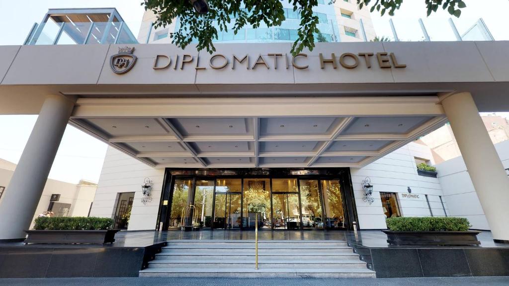门多萨DiplomaticHotel的建筑,有进入地形酒店的入口