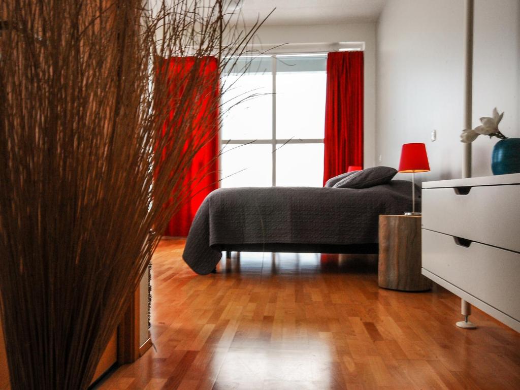 维克火山酒店 的一间卧室配有床和红色窗帘