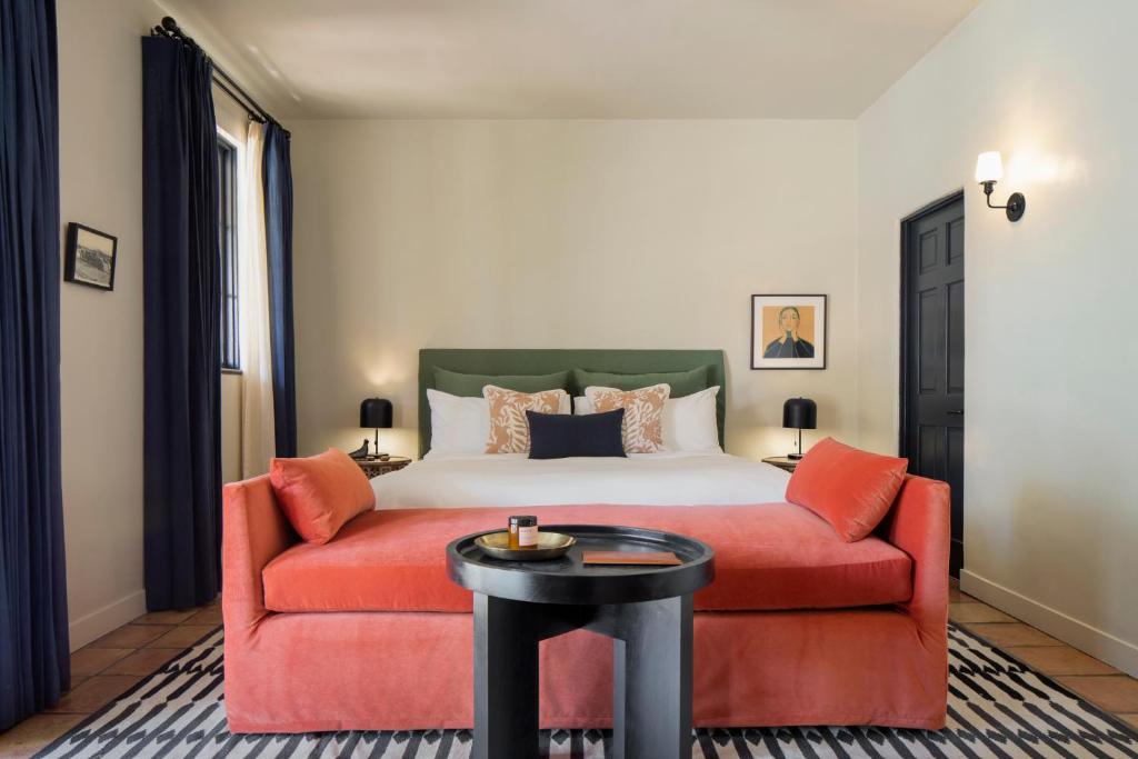 棕榈泉卡萨科迪酒店的一间卧室配有一张床、一张沙发和一张桌子