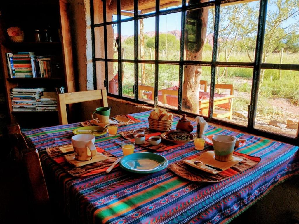乌尼翁镇Chakana Hospedaje Rural的窗户前的桌子上放着食物