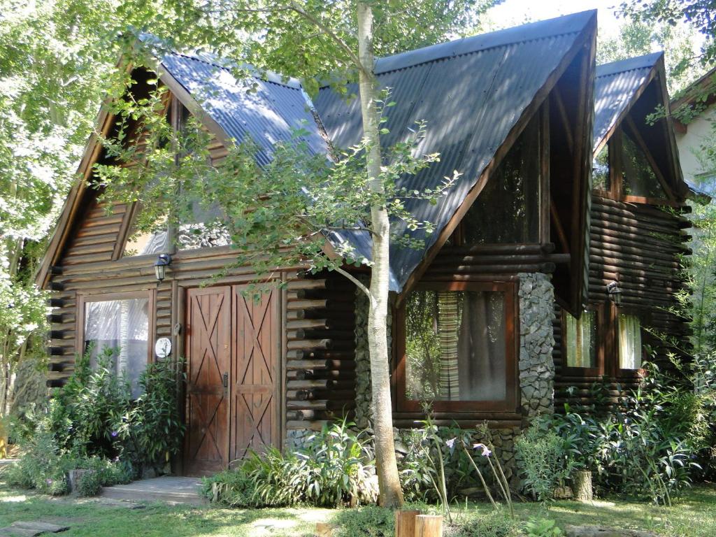 科斯塔德埃斯塔博斯克埃斯特山林小屋的小木屋,设有车库和树