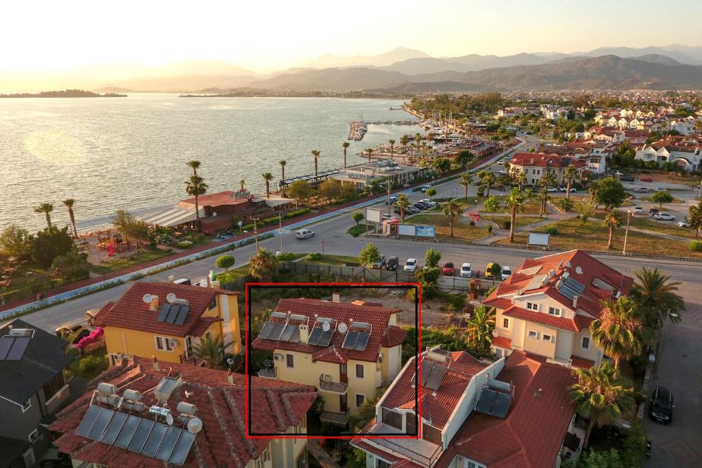 费特希耶Fethiye YALI SUITES的城市的空中景观,房屋和水