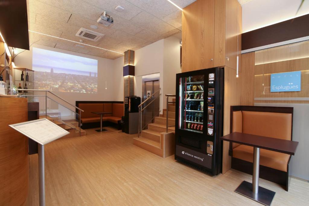 埃斯普卢加·德·隆布雷格埃斯普卢加斯酒店的一间在房间中放有饮料冷却器的餐厅