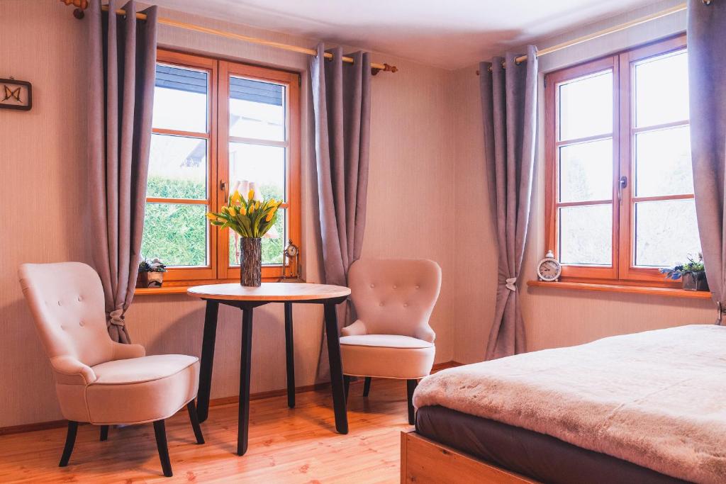 别尔斯克-比亚拉Sielankowy domek w górach的一间卧室配有桌子、两把椅子和一张床