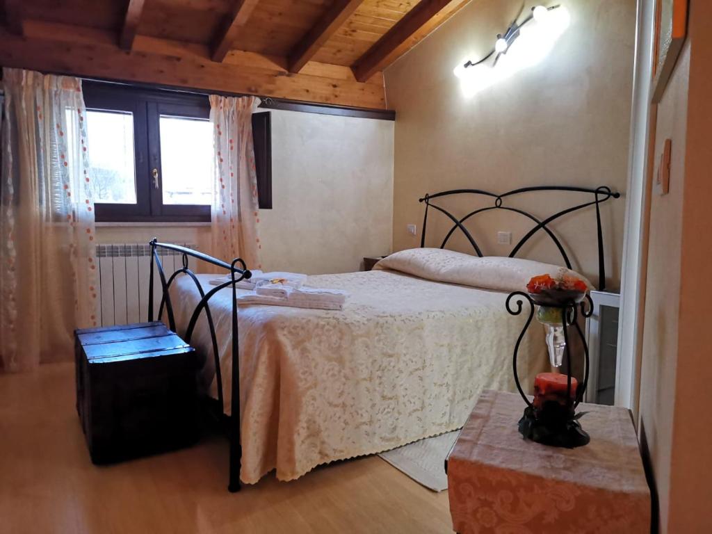 AmasenoB&B La Coccinella的一间卧室设有一张床、一个窗口和一张桌子