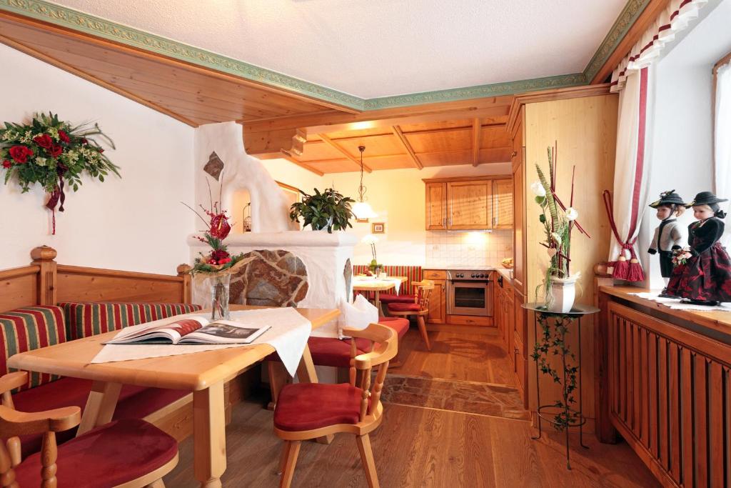 齐勒谷地里德Haus Schroll的厨房以及带桌椅的用餐室。