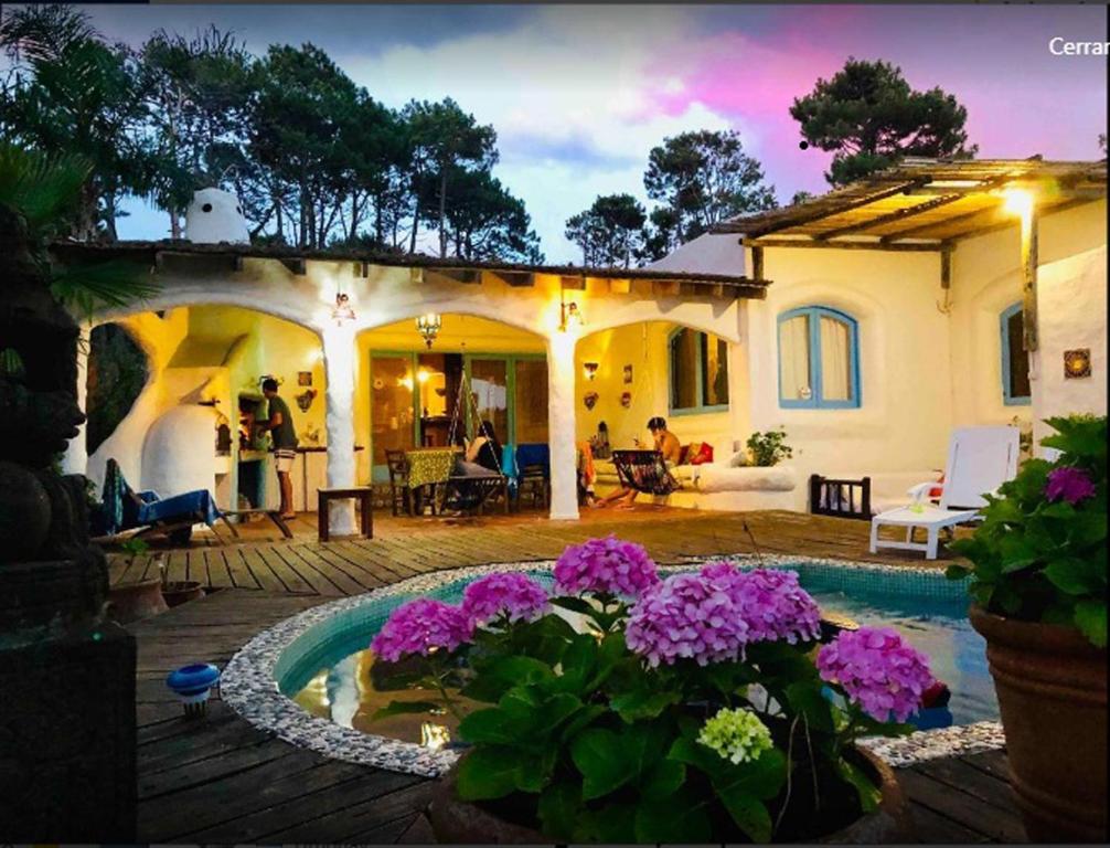 埃斯特角城El Delfin的一座带游泳池和紫色鲜花的房子