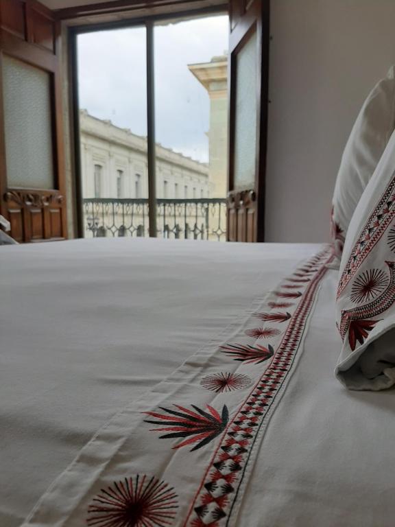 瓦哈卡市卡萨西耶特巴尔肯斯精品酒店的享有大楼景致的客房内的一张床位