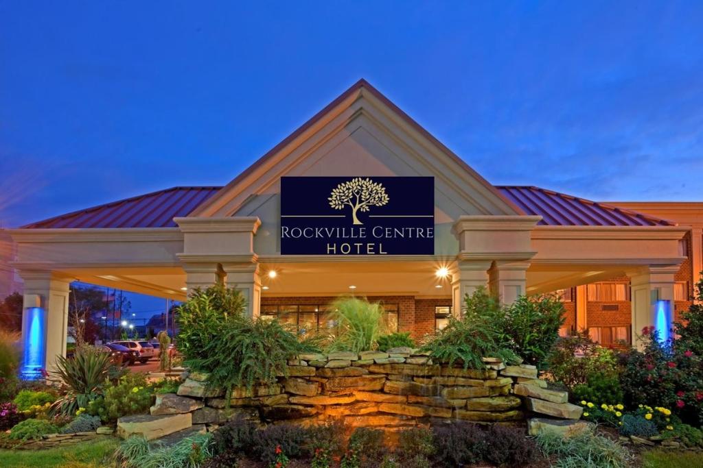 林布鲁克Rockville Centre Hotel的一家拥有读取摇滚城中心酒店标志的酒店
