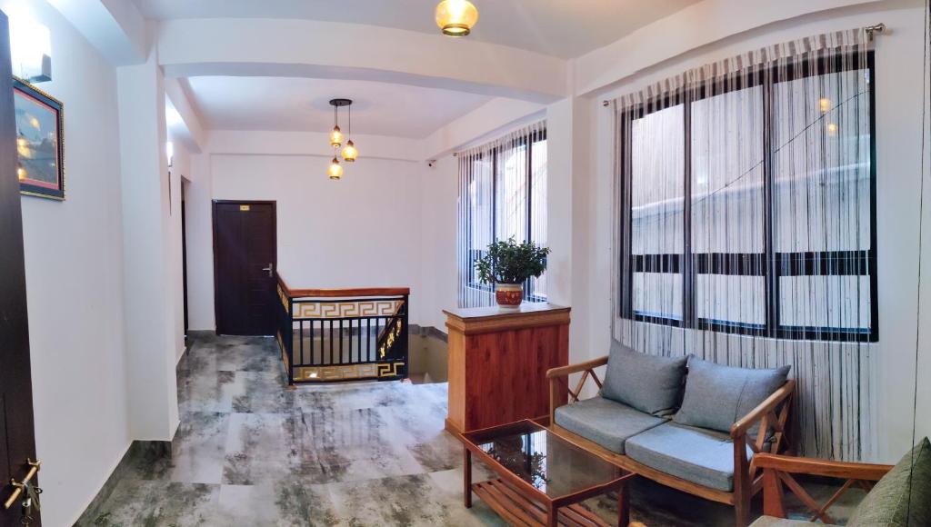 甘托克Hotel Yangbum的客厅配有椅子和窗户