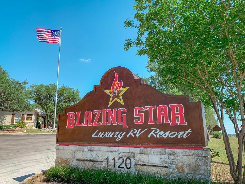 圣安东尼奥Sun Retreats San Antonio West的带有美国国旗的耀眼明星豪华旅游度假地标志