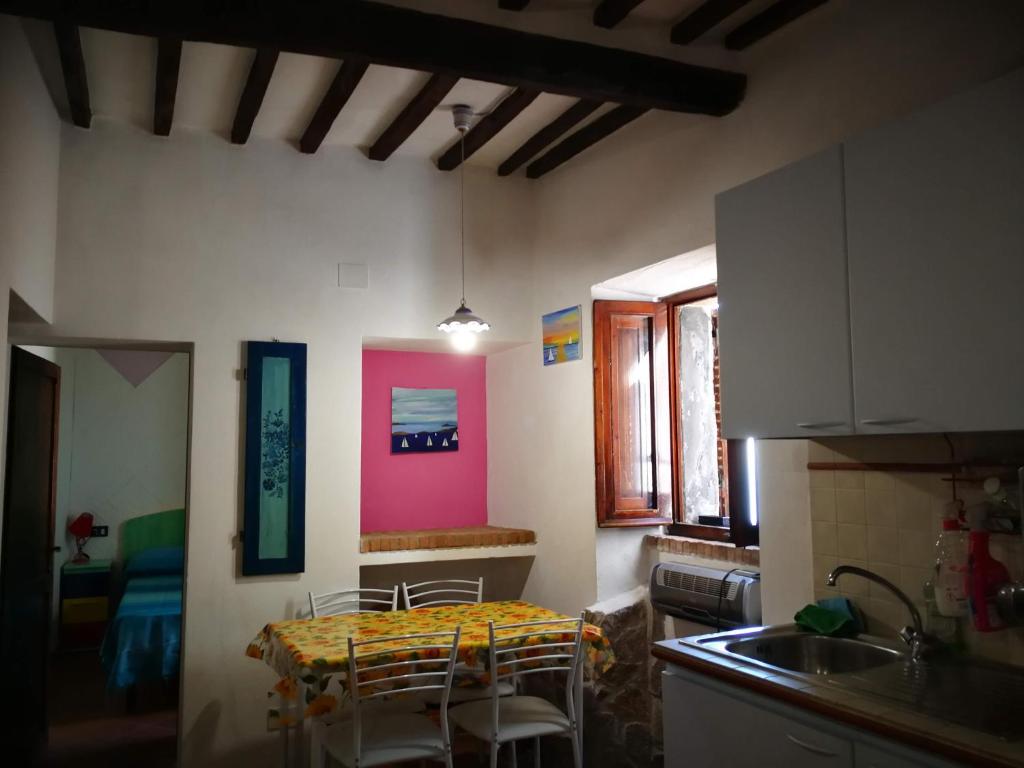 Isola del GiglioALLOGGIO S.ANNA的一间厨房,里面配有桌椅