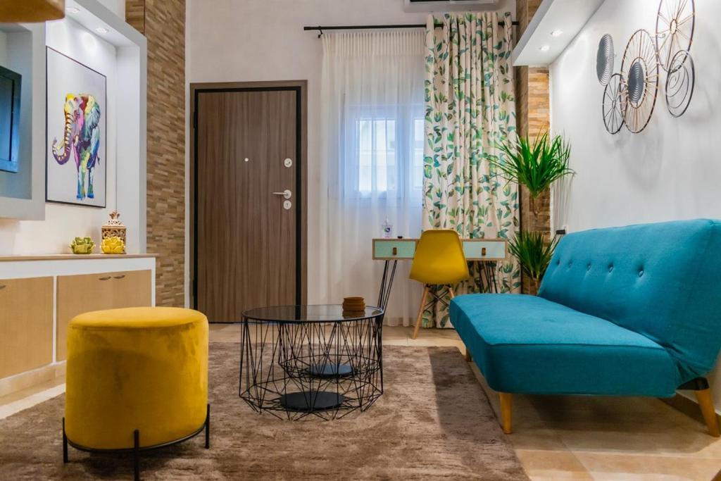 沃洛斯Jolie maison Volos的客厅配有蓝色的沙发和黄色的椅子