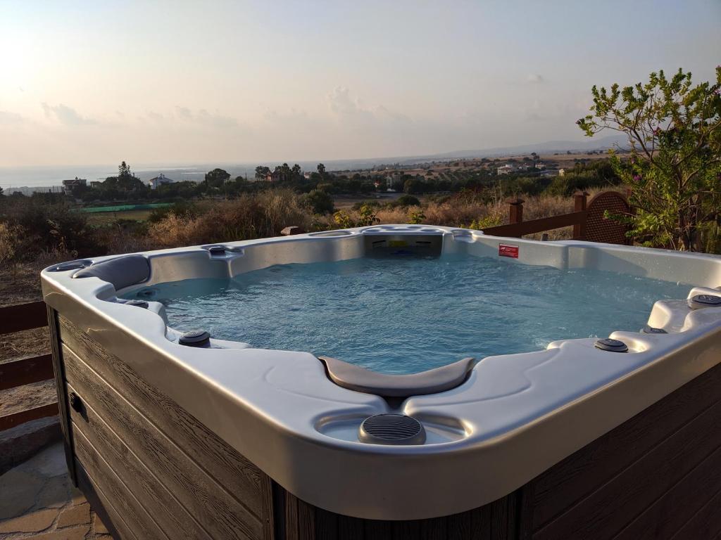 库克里亚Villa Panorama - Stunning views in villa with hot tub, pool, garden的甲板上的一个按摩浴缸