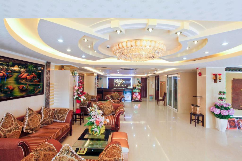 芹苴灵芳3号酒店的一个带沙发和吊灯的大堂