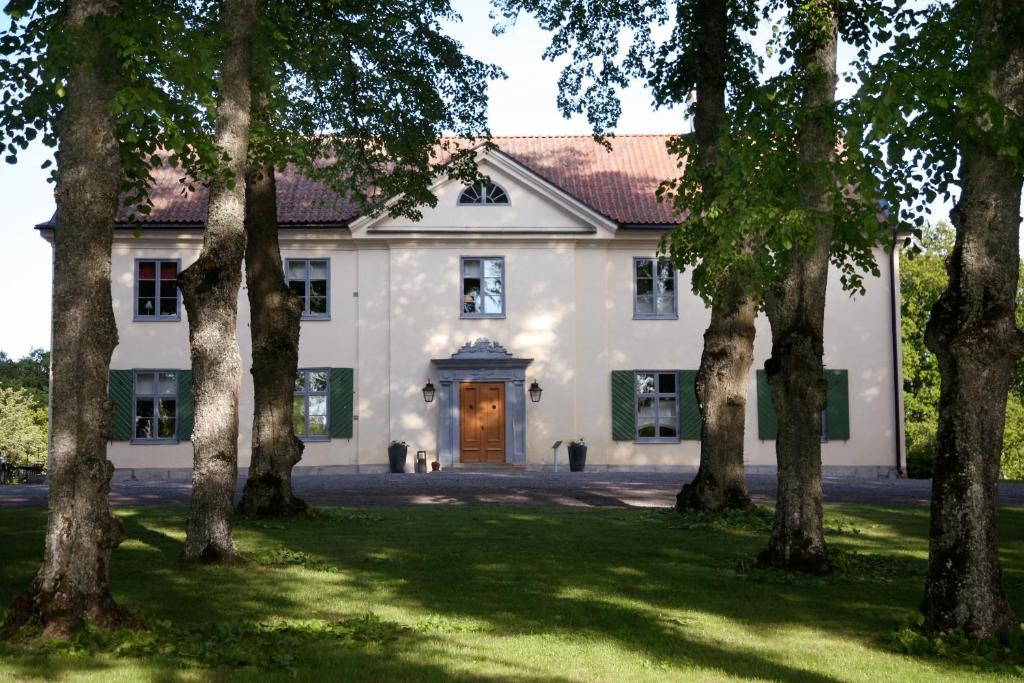 Biskops ArnöBiskops Arnö的前面有树木的白色房子