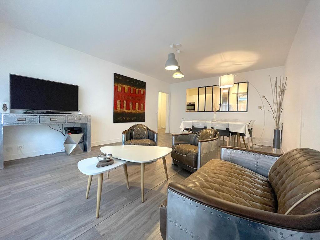 多维尔L'IDEAL 112 - 85m2, 2 chambres, Parking & Cabine de plage的客厅配有沙发和桌子