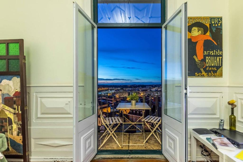 科英布拉Casa da Carqueja的客房设有一扇门,可通往一个美景阳台