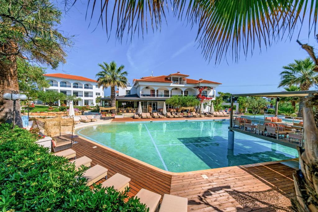 佩科霍里弗莱格帕里斯酒店的度假村游泳池的图片