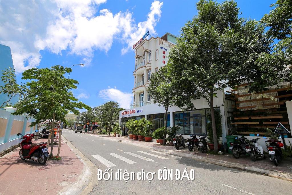 昆岛Hotel Hương Đào的路边停有摩托车的街道