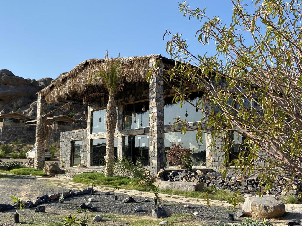 Dār Sawdāʼ萨马高地度假村的一座带草屋顶的古老石头房子