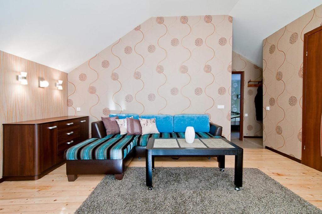 德鲁斯基宁凯阿巴里奥斯公寓的客厅配有蓝色的沙发和桌子