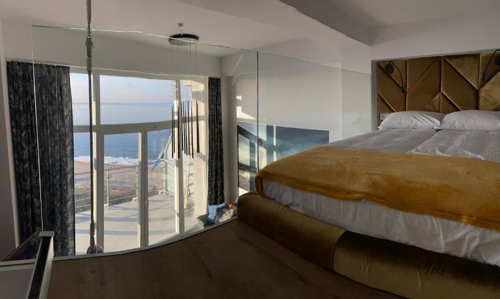 济夫努夫The Baltic Horizon的一间带大床的卧室和一个阳台