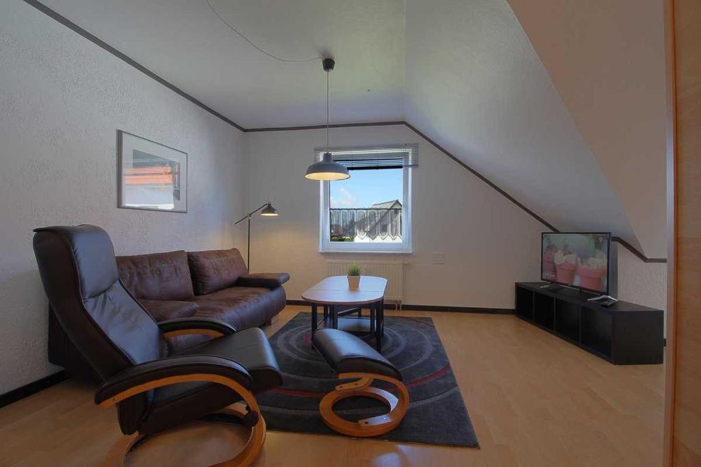弗雷门FeWo Leuchtturm Wremen的带沙发和电视的客厅