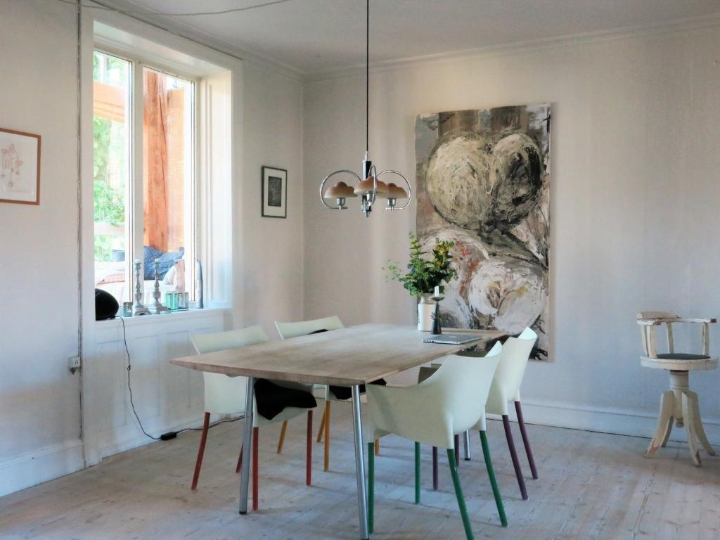 哥本哈根ApartmentInCopenhagen Apartment 113的一间带木桌和椅子的用餐室