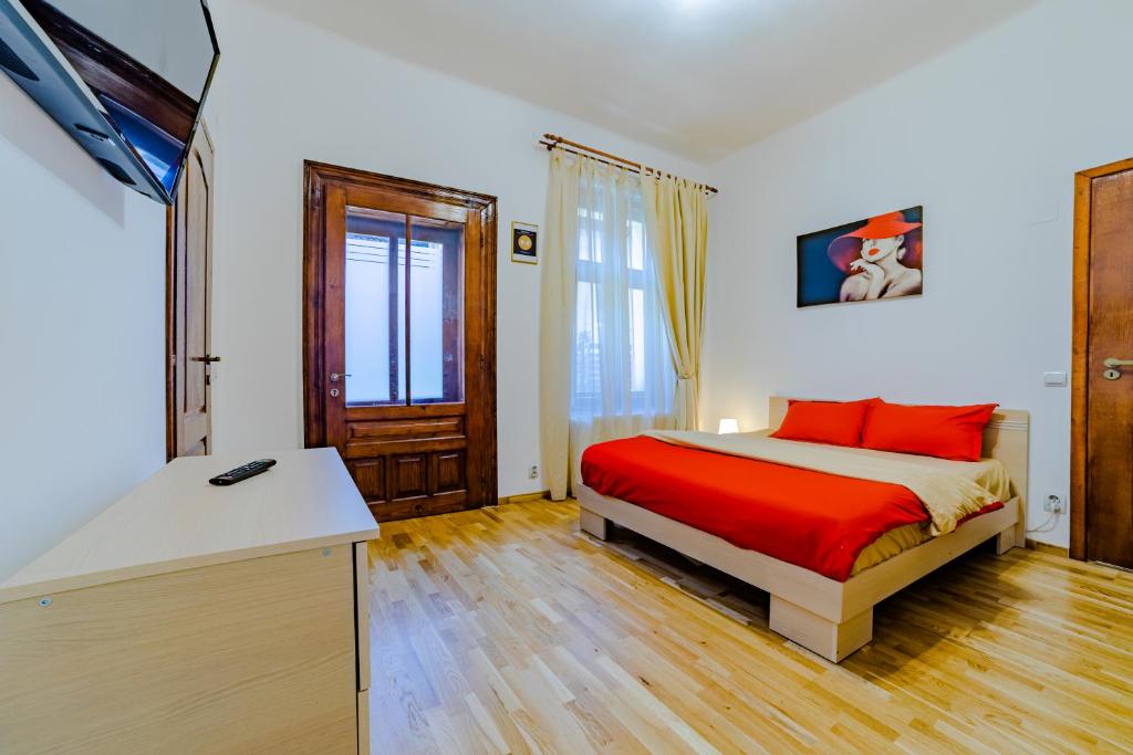 布拉索夫Old City Lux 2的一间卧室配有一张带红色枕头的床