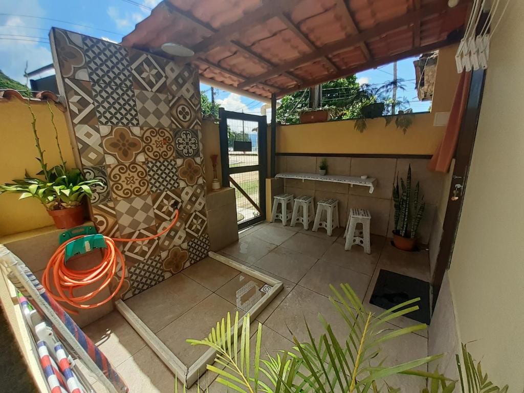 阿布拉奥Suíte da Vila - Beira Mar的享有带桌椅的庭院的景色。