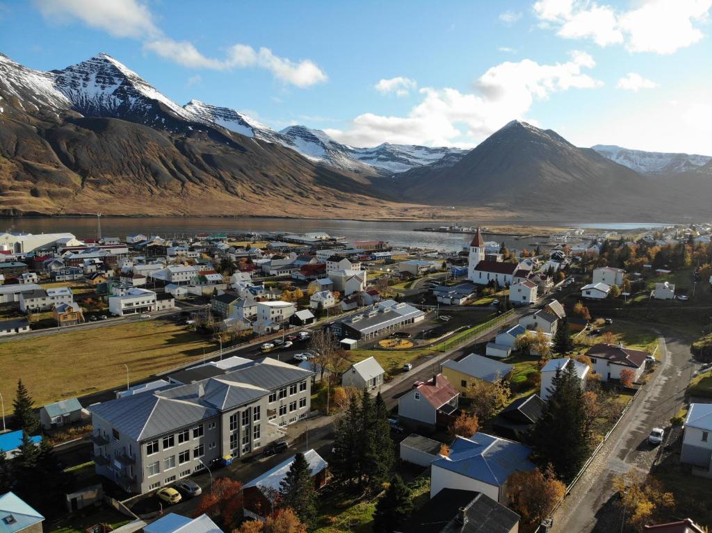 锡格吕菲厄泽Hlíðarvegur 20 - Gagginn的享有小镇的空中景色,以群山为背景