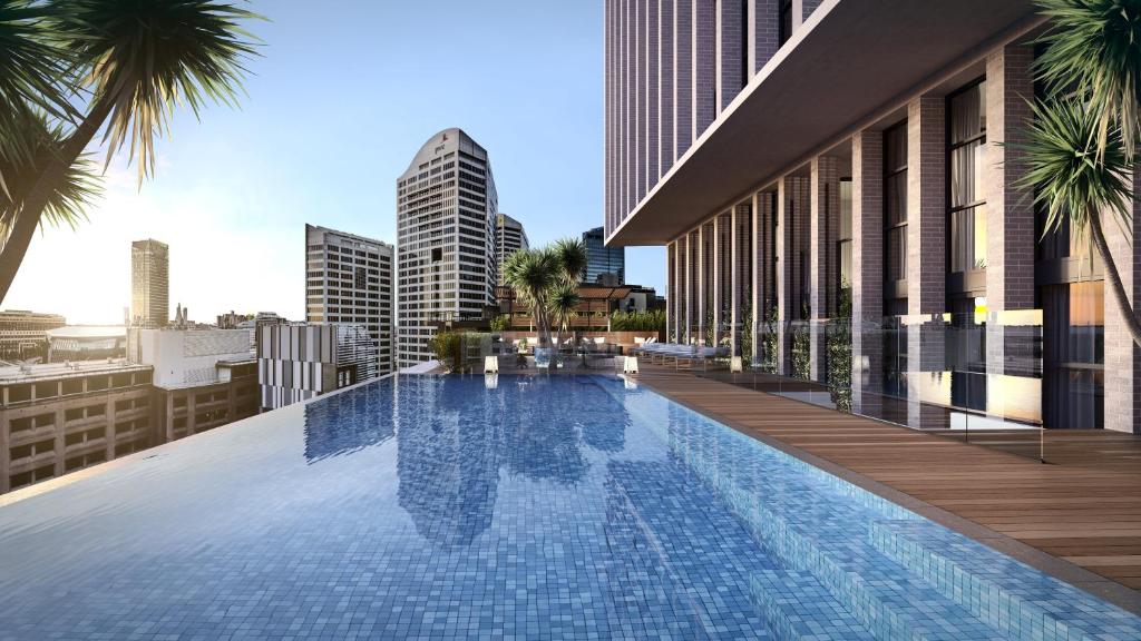 悉尼Crowne Plaza Sydney Darling Harbour, an IHG Hotel的建筑物屋顶上的游泳池