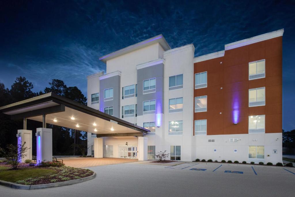 斯莱德尔Holiday Inn Express Slidell, an IHG Hotel的夜间医院建筑的 ⁇ 染