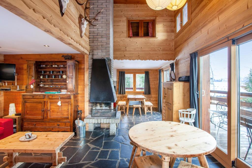 蒙特瓦勒赞Maison de 4 chambres a Montvalezan a 700 m des pistes avec jardin amenage et wifi的客厅配有桌子和壁炉