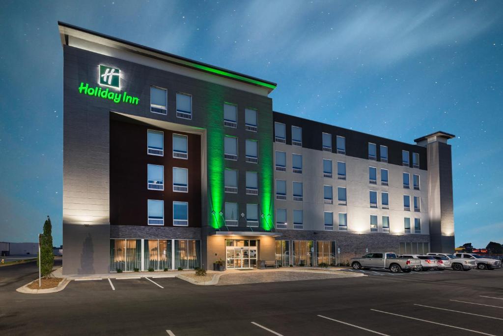 格林维尔Holiday Inn Greenville - Woodruff Road, an IHG Hotel的前面有绿灯的酒店